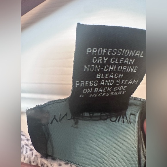 Cynthia Rowley Woman Light Gray/Black Sleeveless button down blouse, 2X - Picture 6 of 6